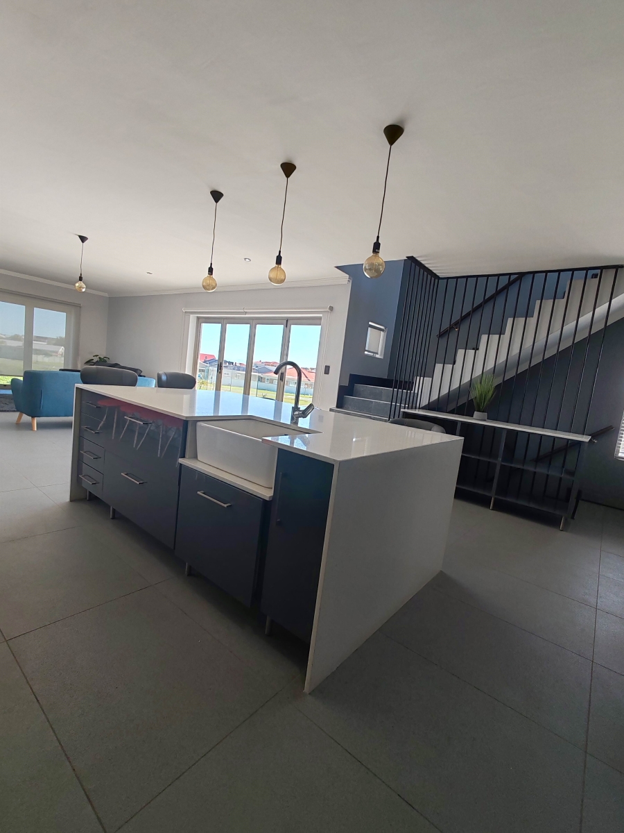 7 Bedroom Property for Sale in Perlemoenbaai Western Cape